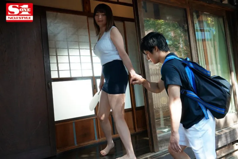 Anh chàng nứng lồn thằng nhỏ khi nhìn trộm em họ địt trộm với chồng