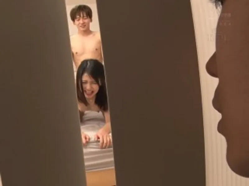 Thanh niên đang vụng trộm với chị gần nhà thì anh chồng yêu về...