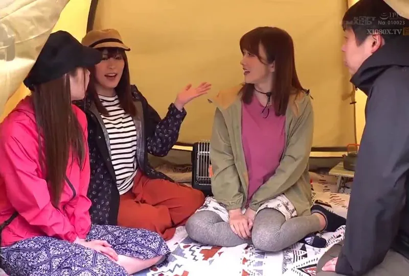 Chuyện lạ đời, gã chồng thay vợ đi cắm trại với mấy cô bạn của vợ ở khu phố…