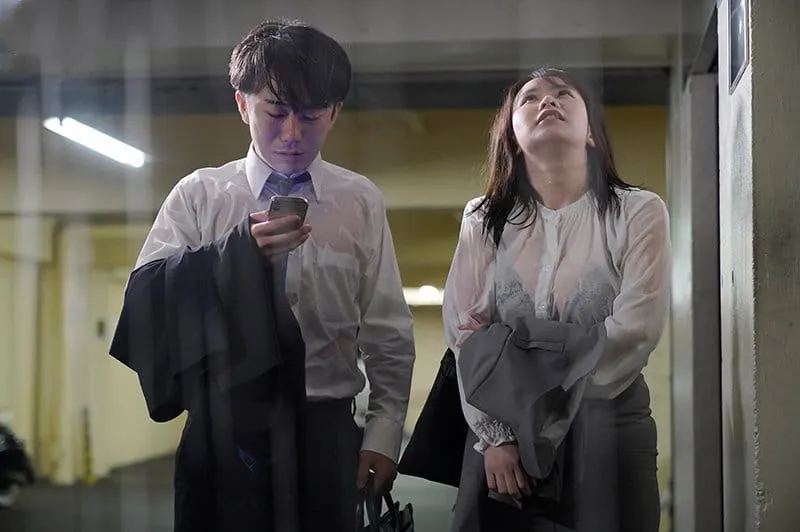 Kẹt lại khách sạn với tiền bối nữ sau một cơn mưa ướt đẫm