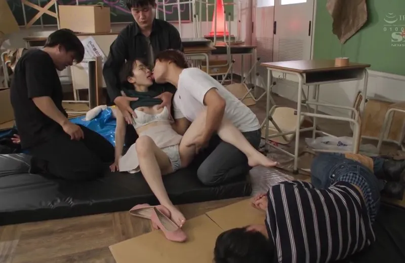 Giúp đỡ cậu người yêu bị bắt nạt, nữ học sinh dính vào đám côn đồ biến thái