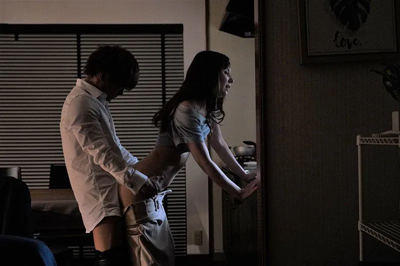 Sếp đi công tác, cậu nhân viên đến nhà nện vợ yêu ông ấy