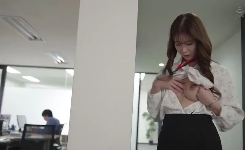 Bí ẩn đằng sau cô nhân viên giao diện lạnh lùng mà thực chất là "nữ hoàng dâm đãng"